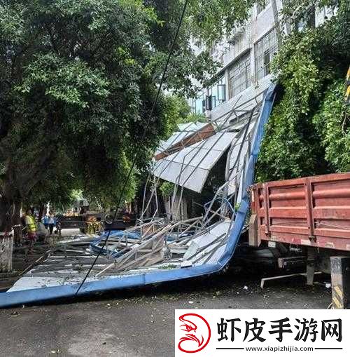 铁皮顶被大风刮落砸断电线