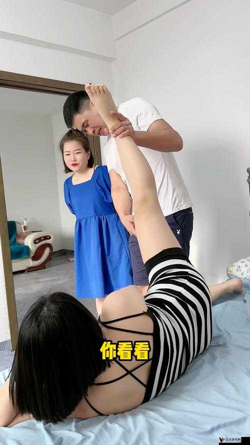 四个大白屁股并排撅起来:这是一幅让人惊讶的画面