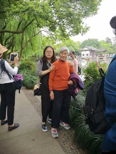披风少年爱老妈-假期回湖南开启温馨之旅拥抱亲情