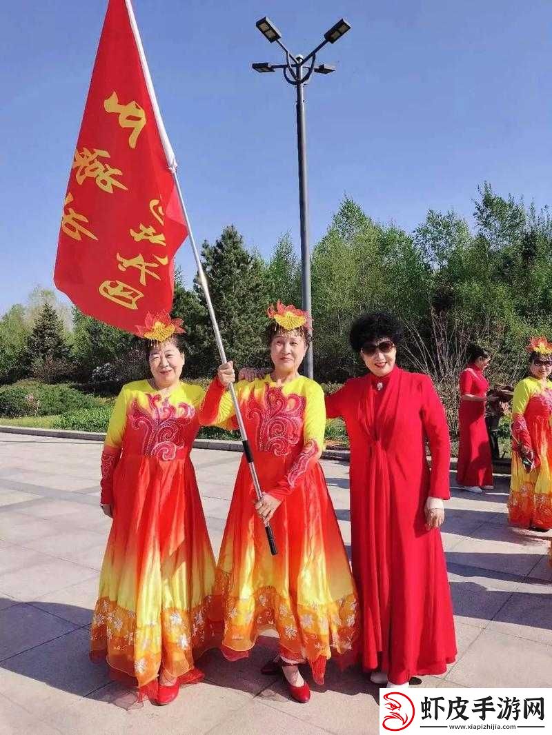 东北妇女在野外为爱鼓掌