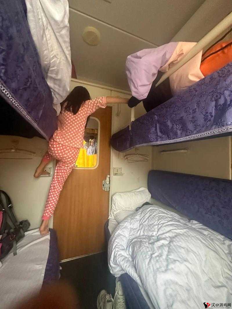 男子睡完下铺女子后又去睡上铺:行为背后的隐情