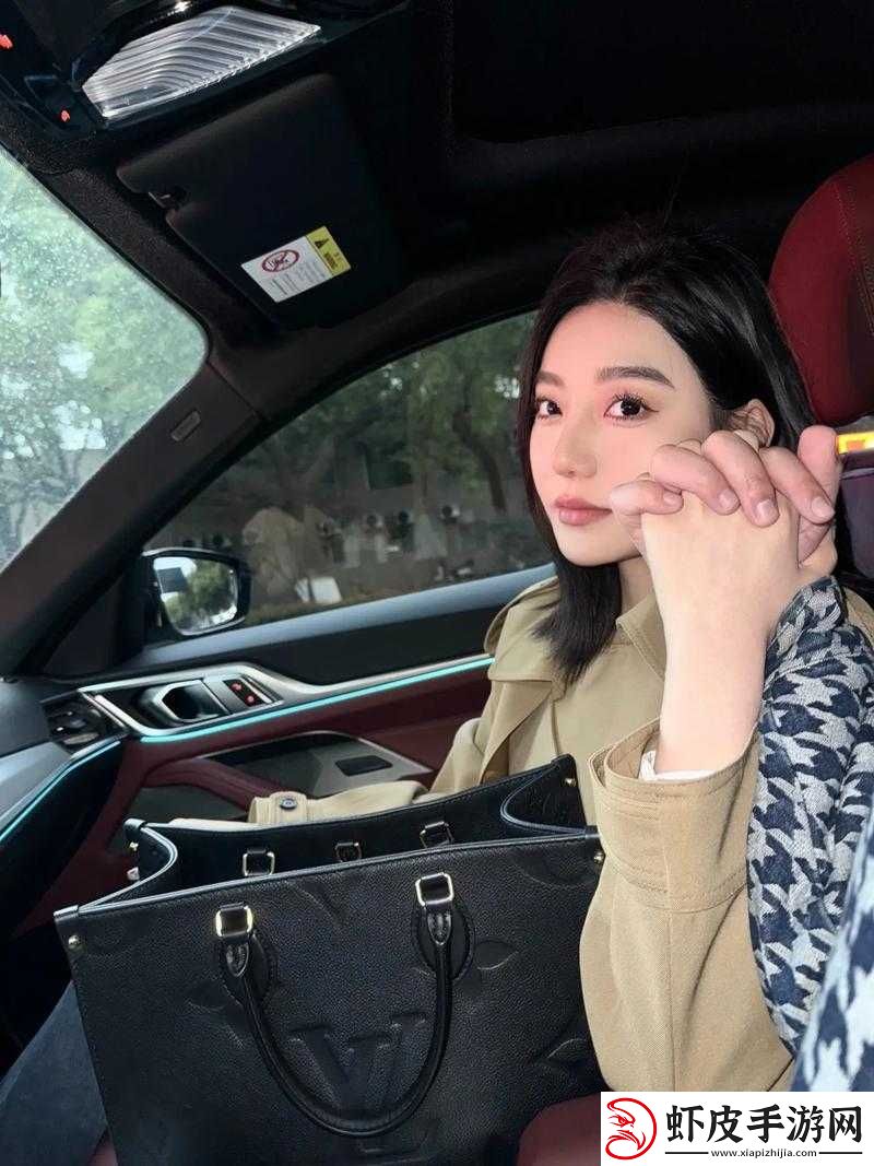 她在副驾驶上