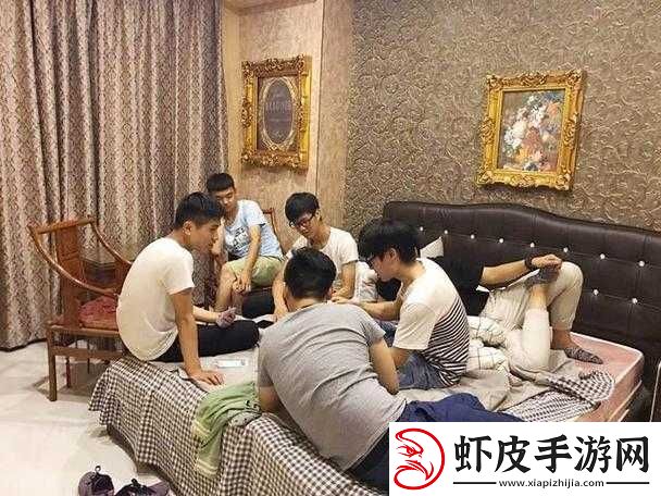 男生和男生一起打扑克