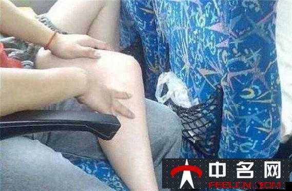 在公交车上,我们激情相拥