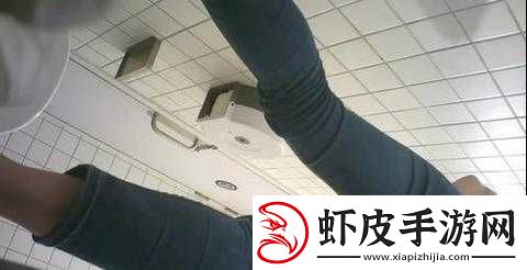 超碰厕拍相关内容引发的独特视角探讨