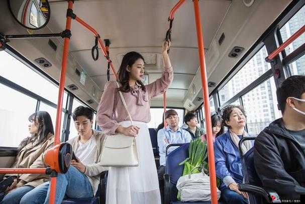 公交车上最后一排的爱:那隐藏在角落的温暖情愫