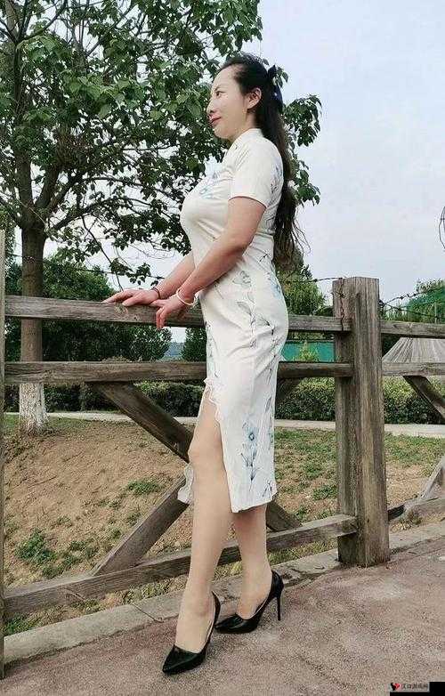 萌白酱旗袍半开襟和的优雅风情展现
