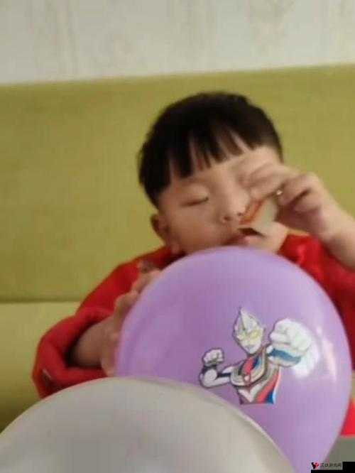 小女孩吃小男孩小叮当游戏视频:一段充满奇思妙想的童趣时光