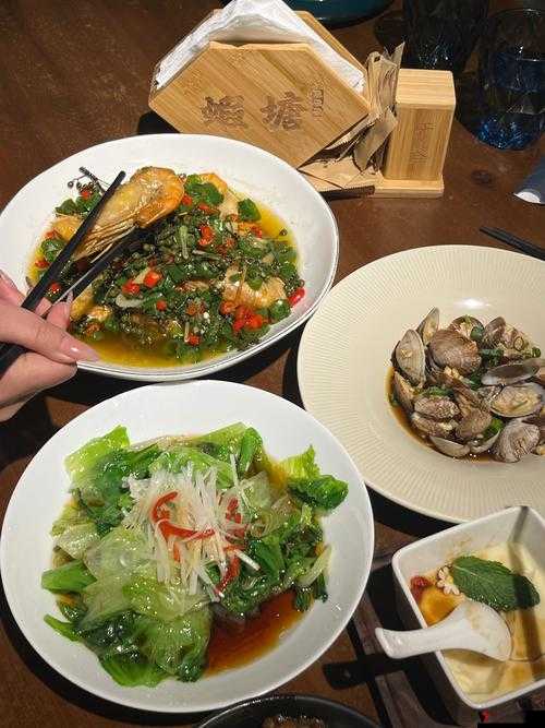 一个在上面吃一个在下吃免费:独特美食体验引发的奇趣故事