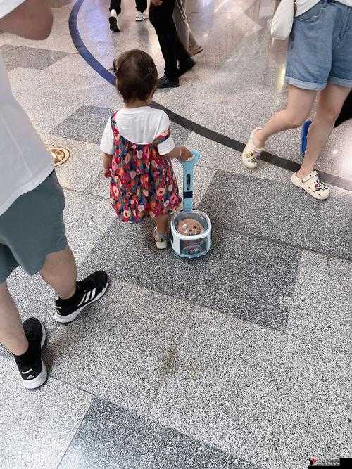 体验携带小玩具逛街的独特乐趣：舒适、自由、愉悦的感觉