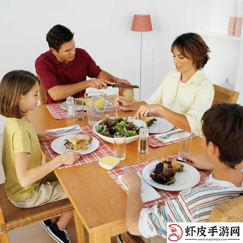 吃饭时人与人之间紧密相连的温馨时刻