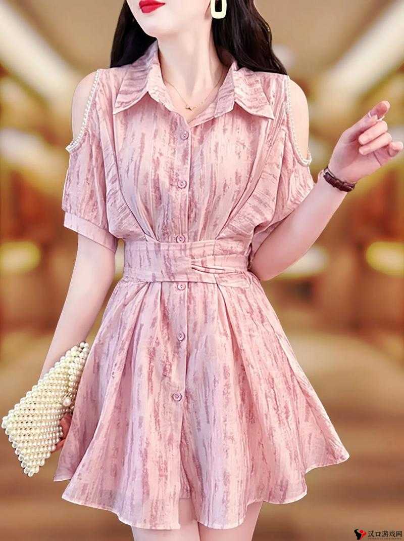 粉嫩虎白女 mp 视频:一位时尚的女性穿着粉色和白色的服装,展现出优雅和自信
