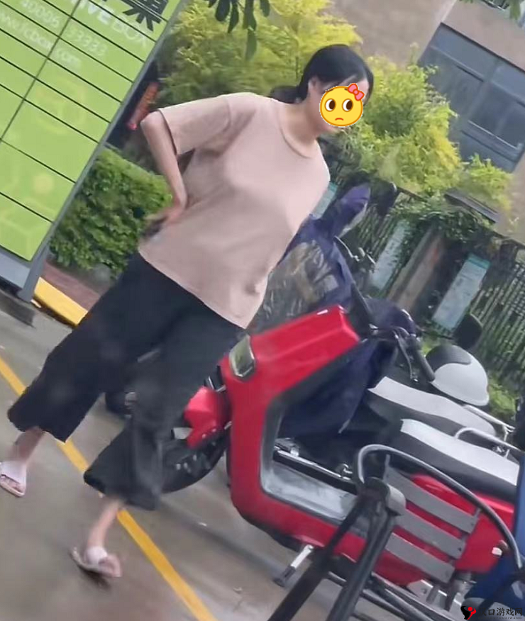 真空下楼取快递被 C 事件引发广泛关注与热议