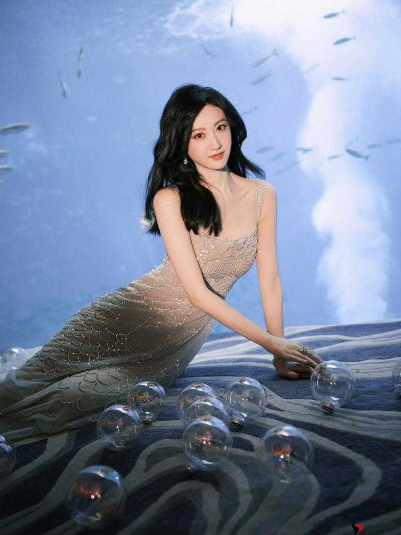 娇小可人的景甜与神秘场景会碰撞出怎样的火花