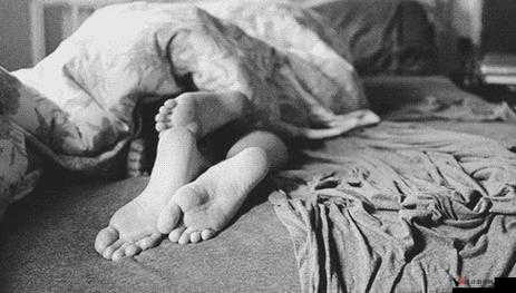 女人在打扑克中因迈开腿而痛叫引发的别样情境