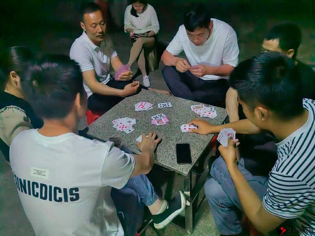 打扑克时那尽情叫嗨的欢乐场景