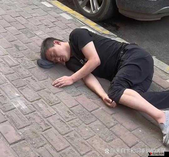 男子情绪激动,9 分 10 秒内连续用头撞击玻璃