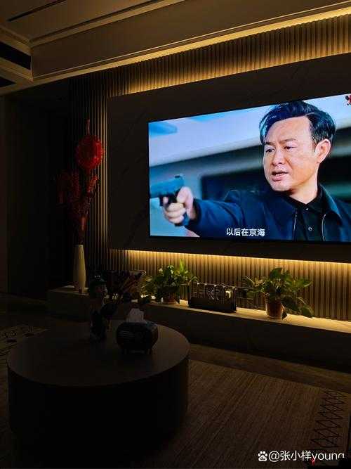 一个人晚上独自沉浸在看亏亏的独特体验