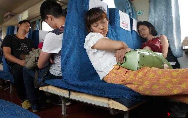 男子下铺睡女的,完了又去上铺:是梦游还是另有隐情?