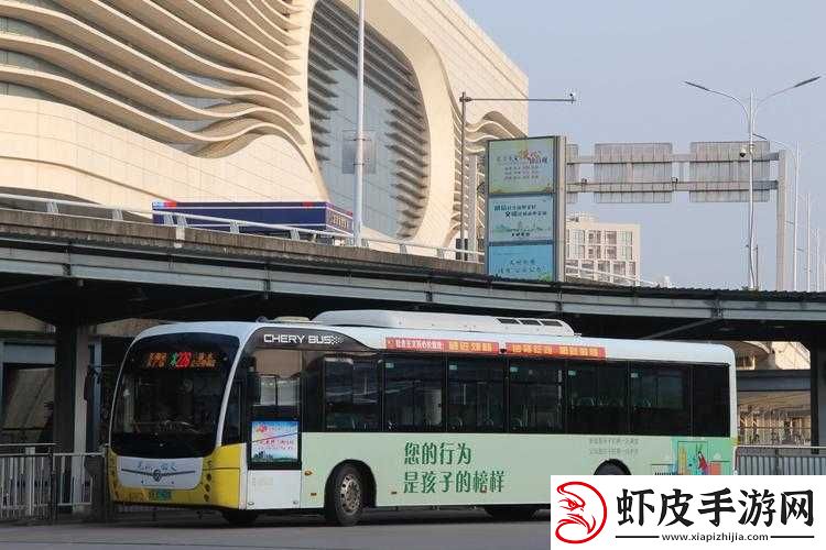 啊公交车坐最后一排被
