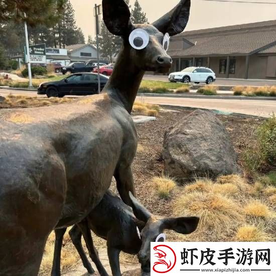 美国一城多个雕塑惊现“神秘瞪眼”**