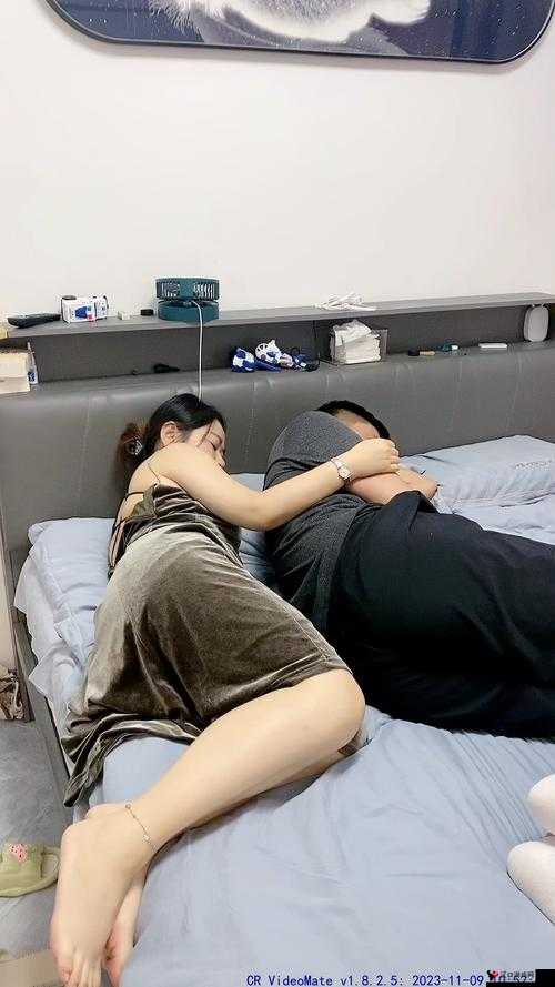 老公和小姑子躺在一起睡觉:是越界还是误会?
