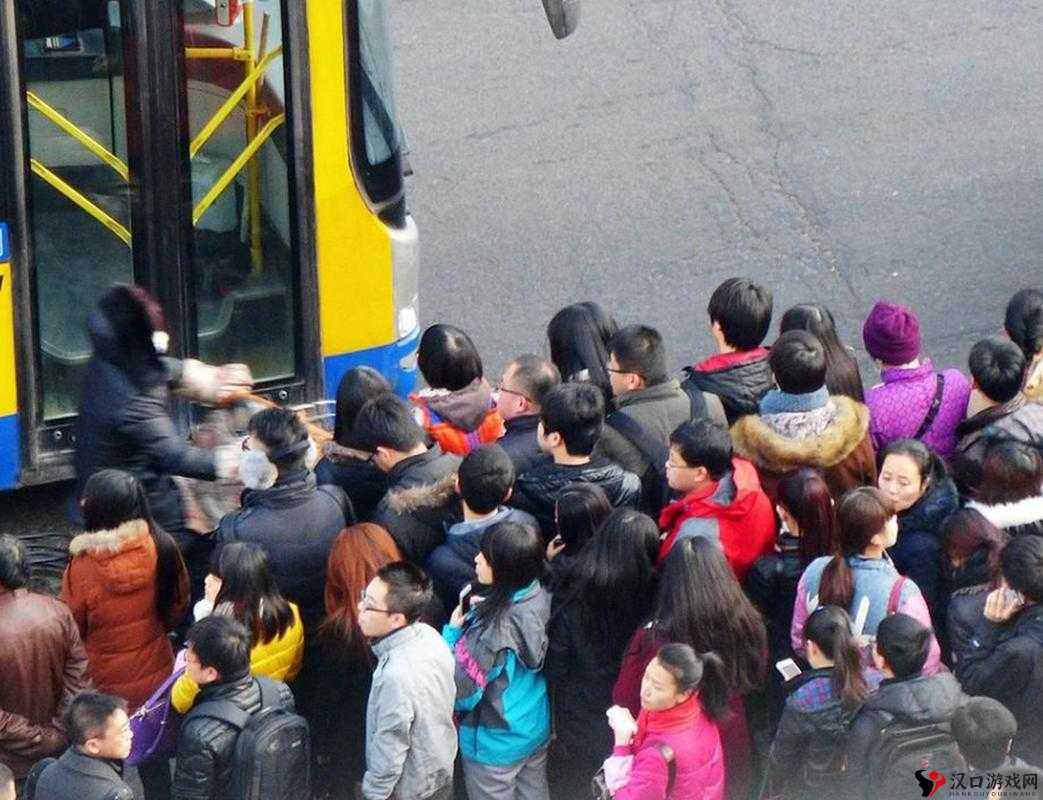 在熙熙攘攘的公交车上，人们进进出出，演绎着生活的百态