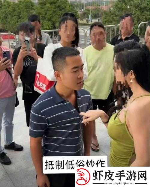 女流氓竟当众舔男生坤坤
