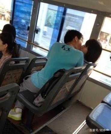 在公交车上我们激情相爱的荒唐一幕