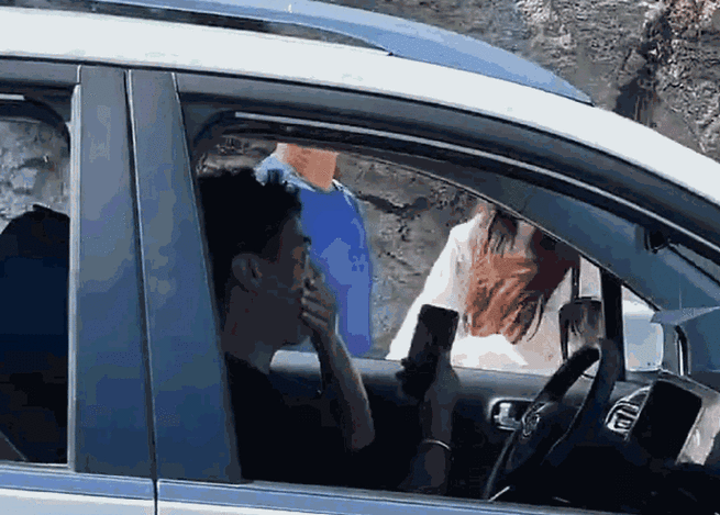 公交车里惊现狂 C 亲女令人发指的恶劣行径