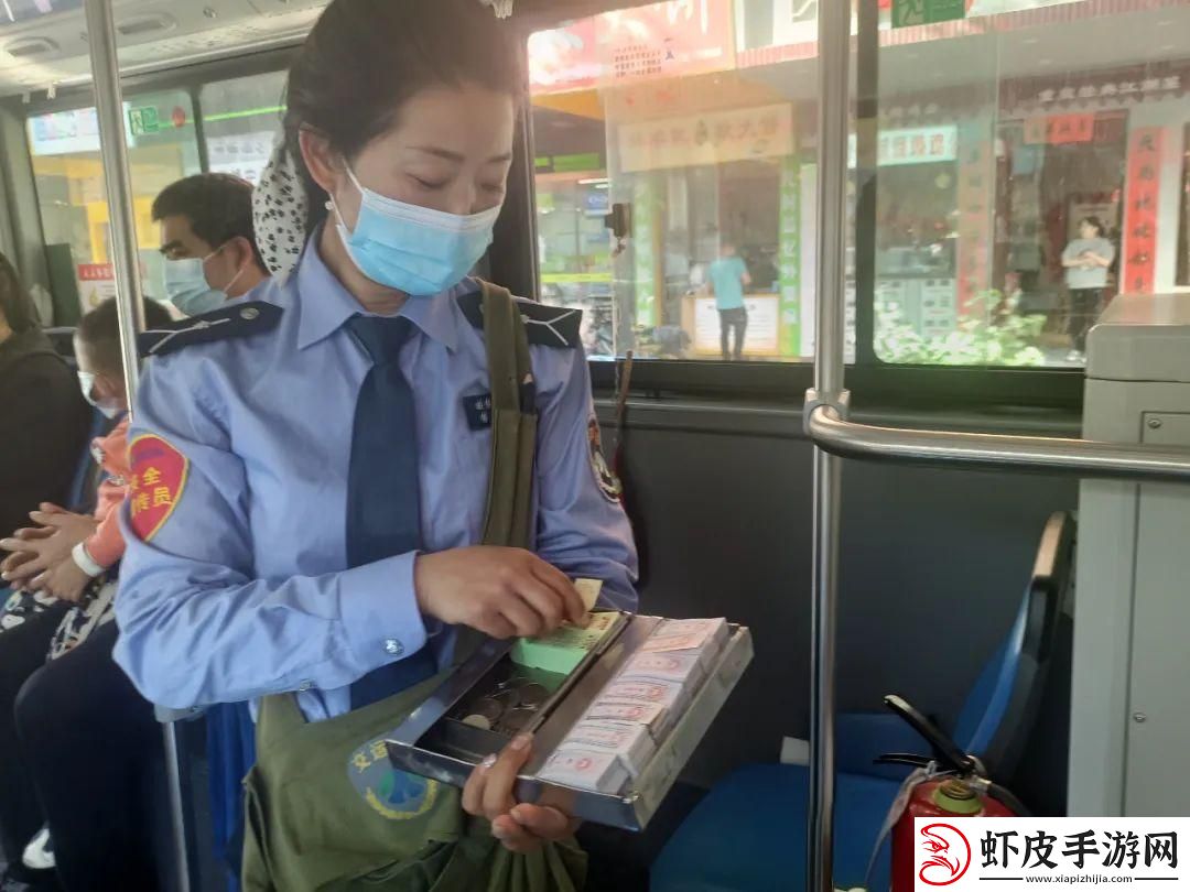 小镇公交“微缩售票员”
