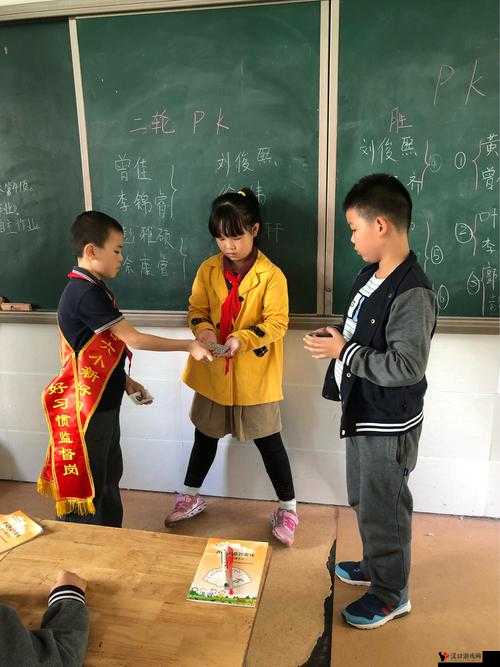 12 岁学生课上与同学玩扑克
