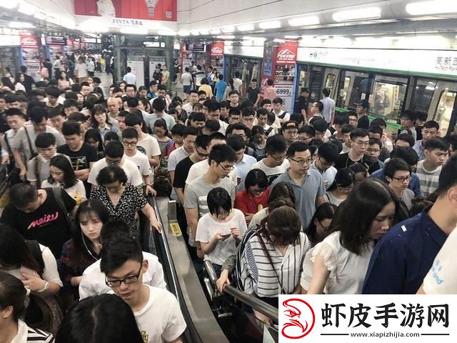 地铁大客流“翻涌”