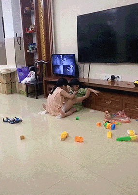 小孩子与姐姐玩钢筋的趣味场景