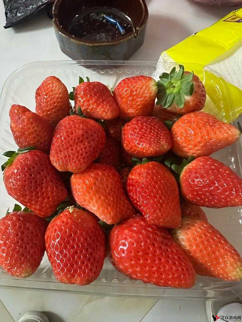 草莓晚上湿漉漉的独特景象