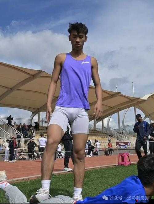 体育生单男在运动场上挥洒汗水努力拼搏追求梦想