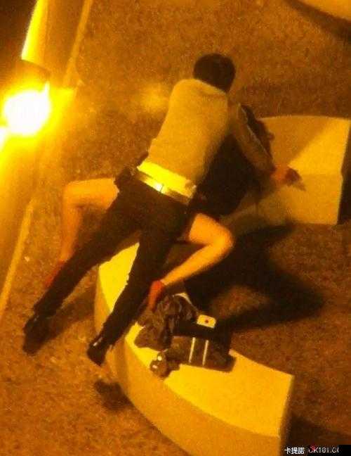 全身衣服穿光光打扑克之别样激情体验