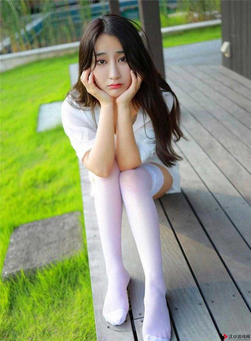 被**的美丽女高中生的白色丝袜:探索情感与身体的边界