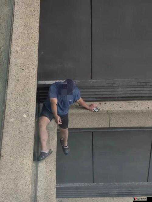 男子情绪崩溃,9 分 10 秒内连续用头撞击玻璃