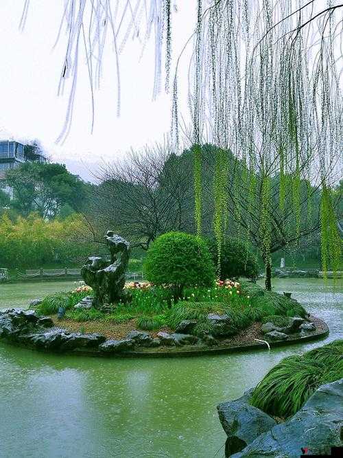 室外春雨绵绵室内欢声依旧:描绘温馨场景的美妙画卷