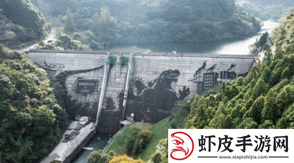 日本佐贺水库大坝惊现哥斯拉壁画！看似天成实际人为