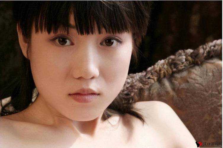 ***:在光影交错中绽放的艺术之花与人生哲学
