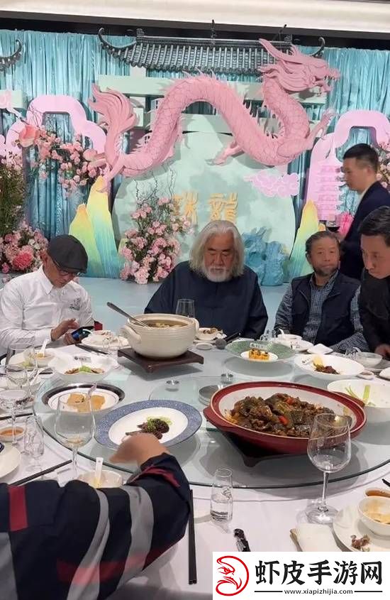 73岁张纪中为四胎女儿办满月宴晒全家福庆祝