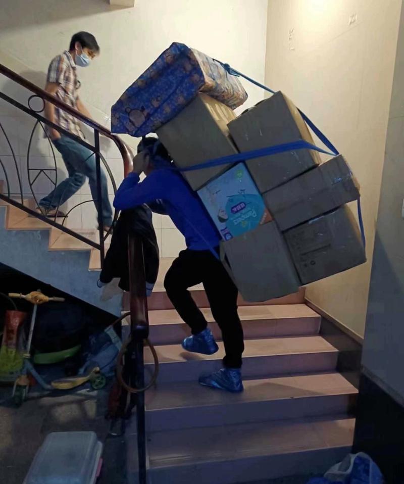 搬家工人当着老公的面惊人