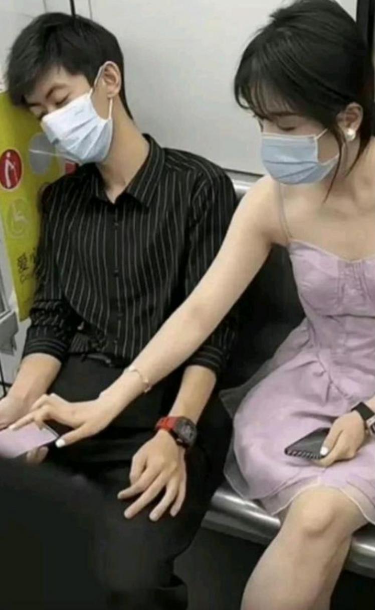 装睡故意把腿张开给公