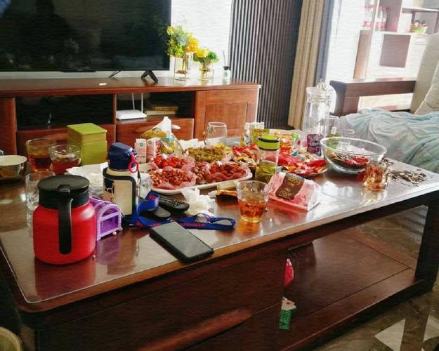 几个装修工人把我压在茶几