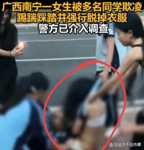 女学生被c扒衣服