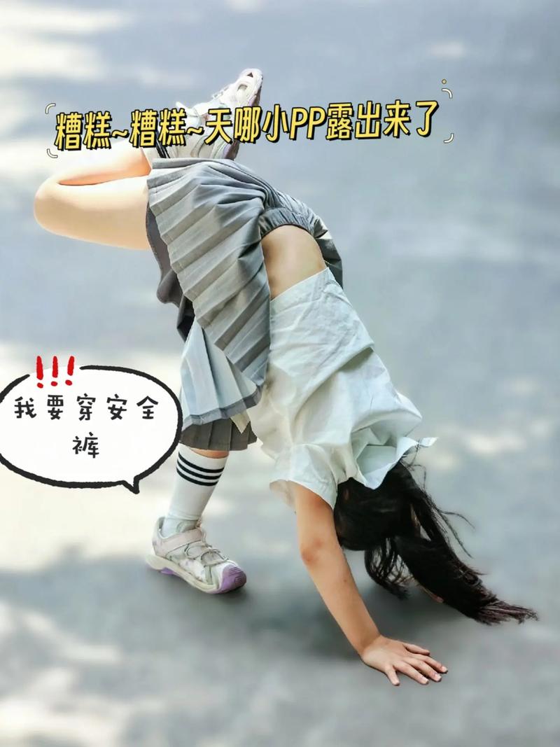 穿裙子脱到脚踝打PP